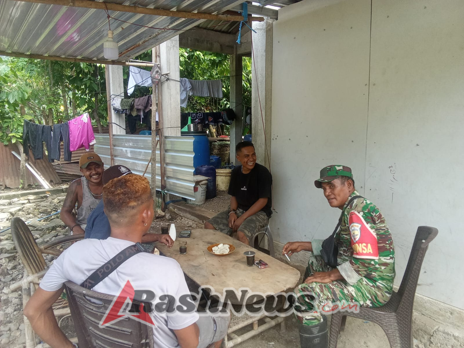 Pemantauan Wilayah dan Silaturahmi, Babinsa Maurole Tingkatkan Kamtibmas Desa Loboniki