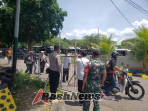 Babinsa Larantuka Jaga Stabilitas Keamanan di Pelabuhan Feri Waibalun