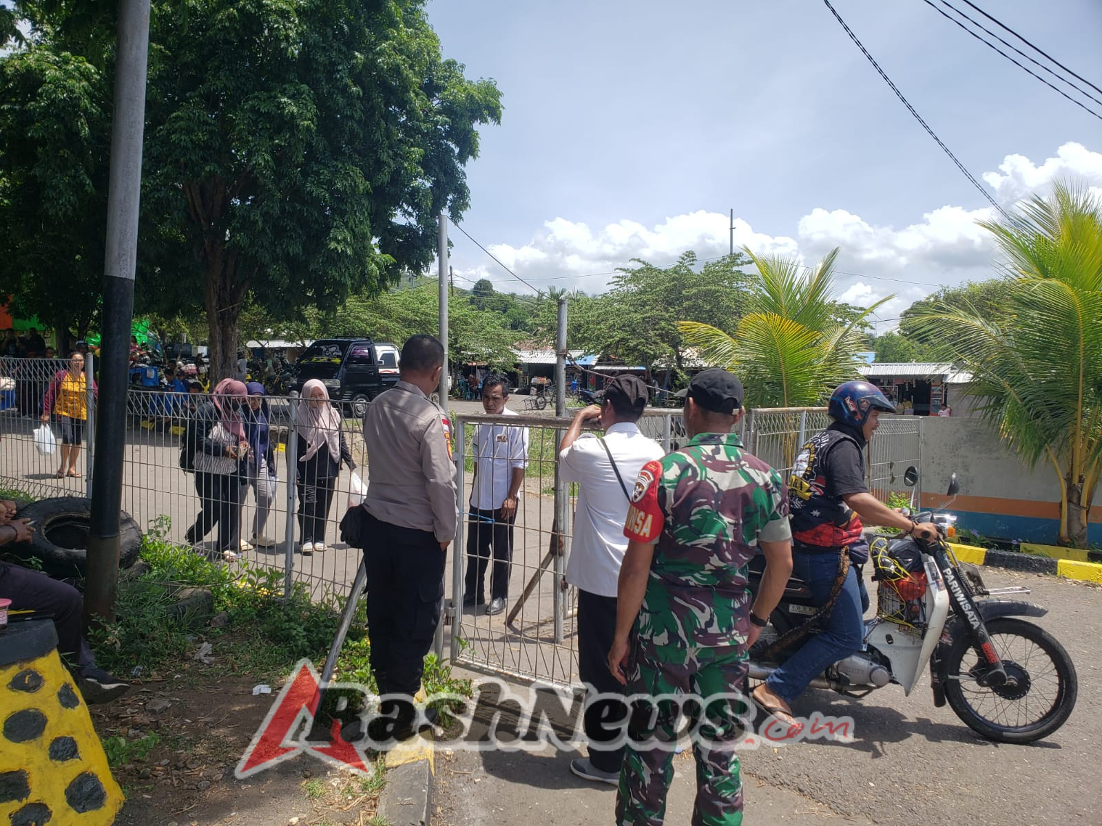 Babinsa Larantuka Jaga Stabilitas Keamanan di Pelabuhan Feri Waibalun