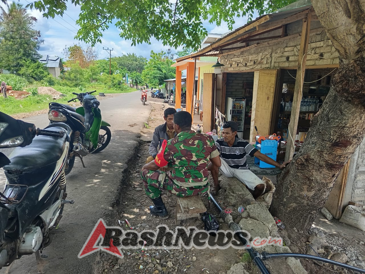 Babinsa Koramil 1624-05/Solor Himbau Warga Jaga Stabilitas Keamanan Wilayah