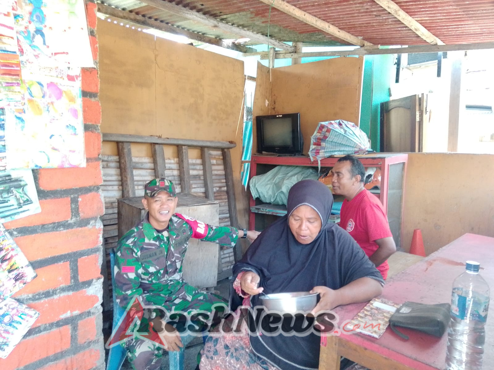 Pemantauan Wilayah dan Silaturahmi, Babinsa Wolowaru Tingkatkan Keamanan Desa Nakambara