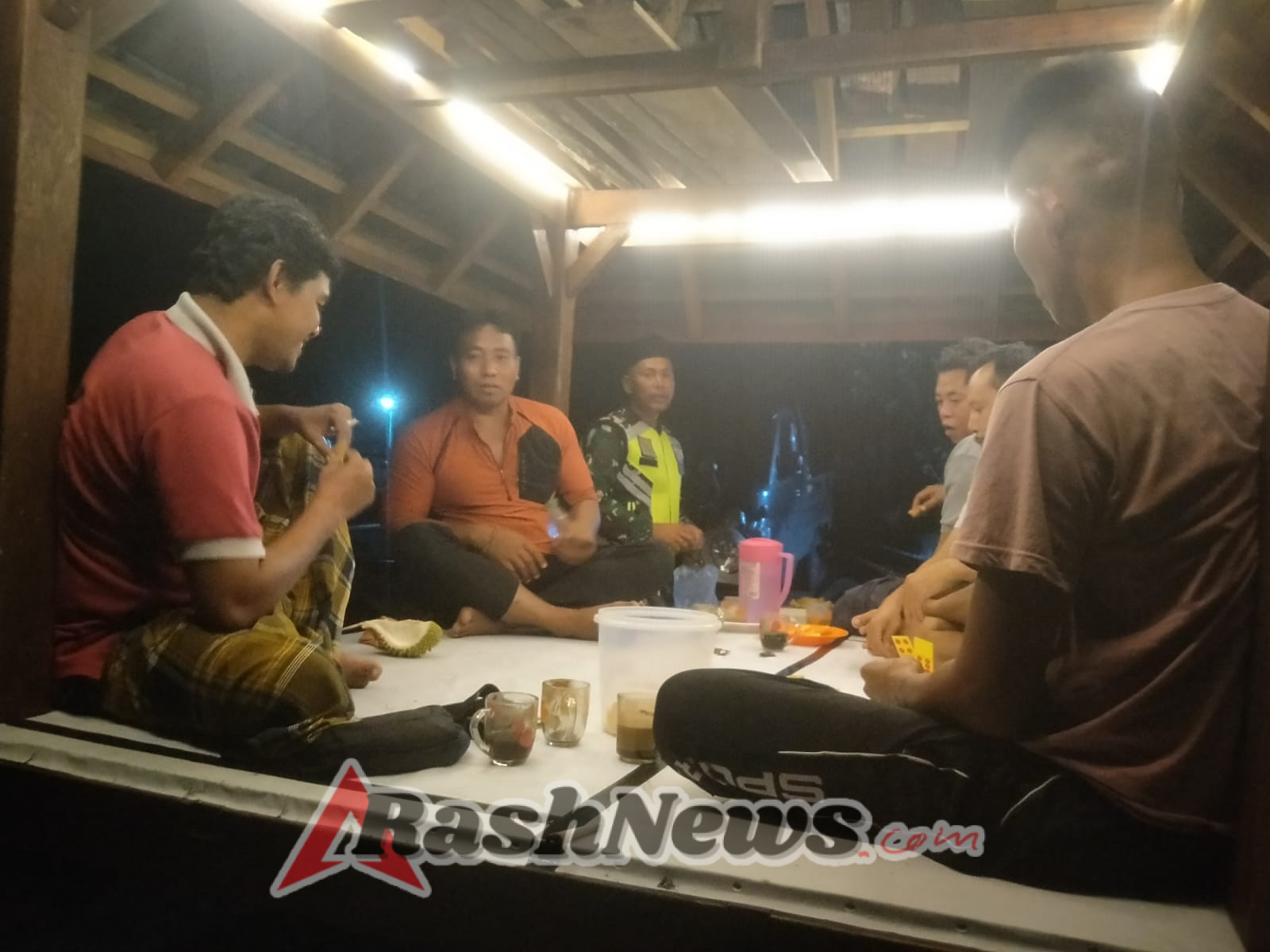 ‎Babinsa Desa Kwang Rundun Laksanakan Patroli Malam dan Kongko-kongko Bersama Warga