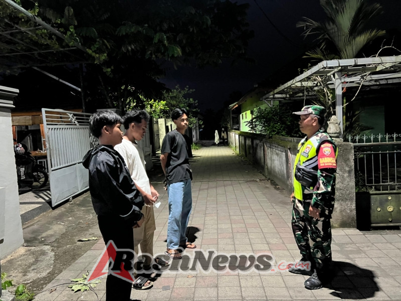 ‎Babinsa Desa Mamben Daya Laksanakan Patroli Kongko-kongko, Himbau Pemuda Jauhi Perilaku Negatif