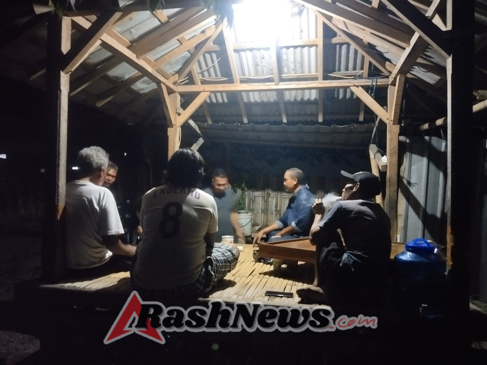 ‎Babinsa Desa Bagik Papan Laksanakan Patroli Malam, Himbau Warga dan Remaja Jaga Kamtibmas