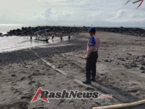 Satuan Polairud Polres Karangasem Bantu Warga Nelayan Mendorong Jukung