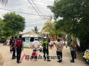 Bhabinkamtibmas Bersama Personel Gabungan Pastikan Kelancaran Melasti di Desa Lembongan