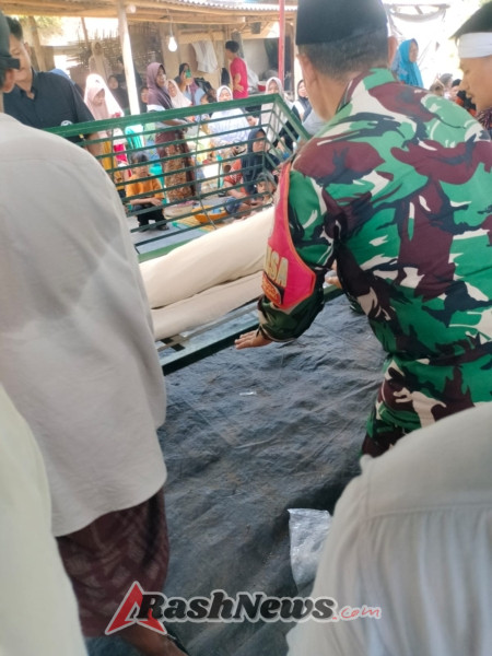 Babinsa Koramil 1628-02/Sekongkang Ikut Prosesi Pemakaman Warga Desa Binnan