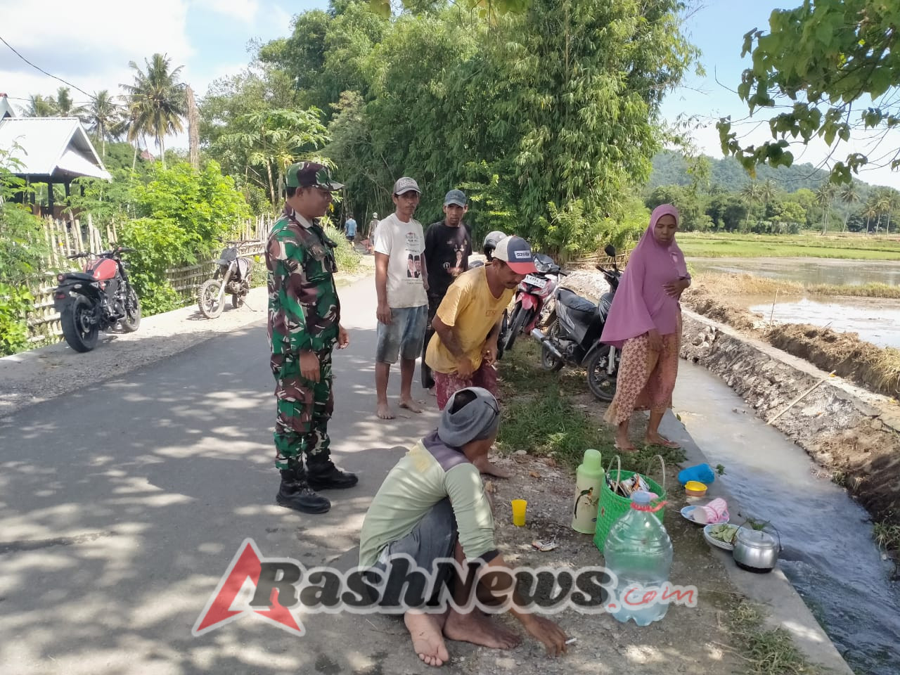 Perkuat Kemanunggalan TNI–Rakyat, Babinsa Rempe Bersihkan Irigasi Bersama Warga