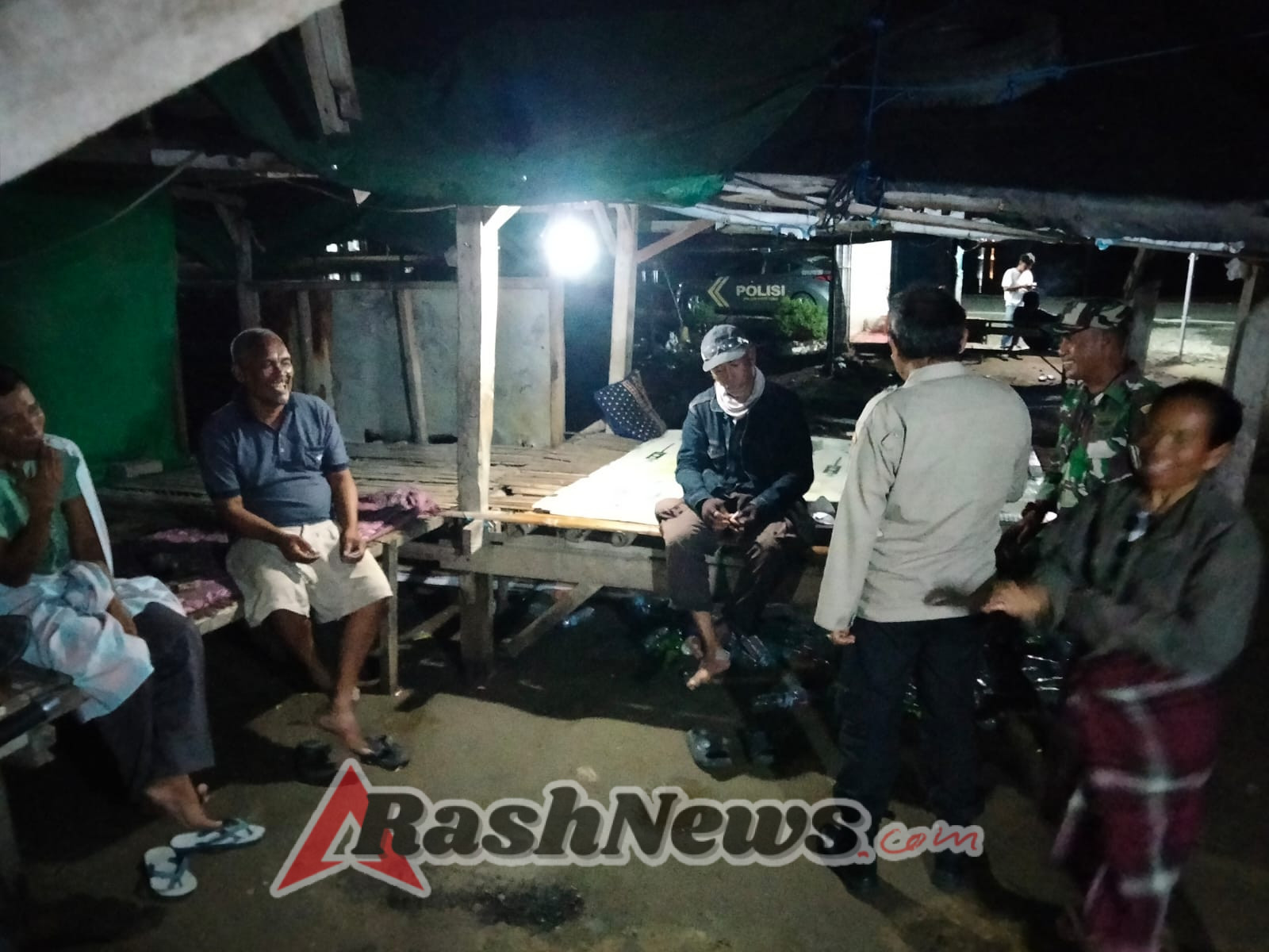 Patroli Rutin Babinsa Poto Tano, Warga Diimbau Jaga Ketertiban Lingkungan