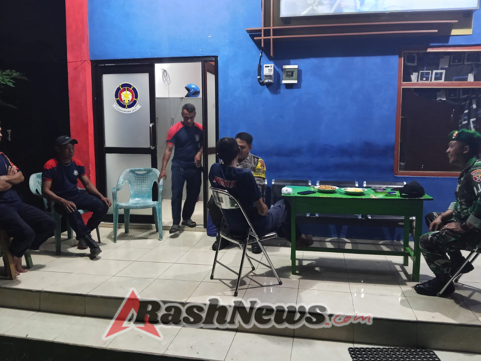 TNI Hadir di Tengah Warga, Koramil 1628-05/Jereweh Laksanakan Patroli Kamtibmas