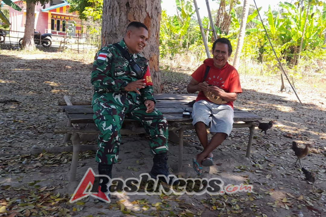 Komsos Dengan Warga, Babinsa Anjurkan Manfaatkan Lahan Yang Masih Kosong