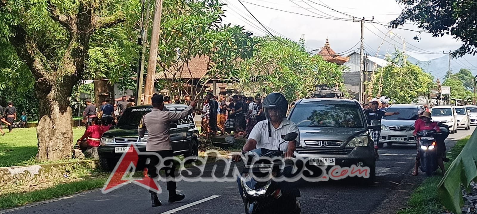 Bhabinkamtibmas Desa Kuwum Polsek Marga Melaksanakan Pengamanan Dan Pengaturan Lalin Dalam Rangka Upacara Ngaben