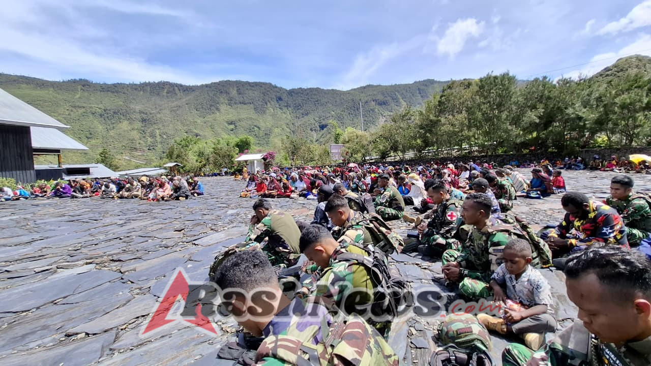 Minggu Penuh Damai Satgas Yonif 743/PSY Ibadah Bersama Masyarakat Papua