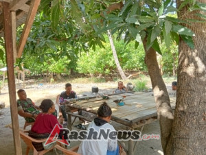 Antisipasi Cuaca Ekstrem, Babinsa Koramil Maurole Imbau Warga Desa Detuwulu