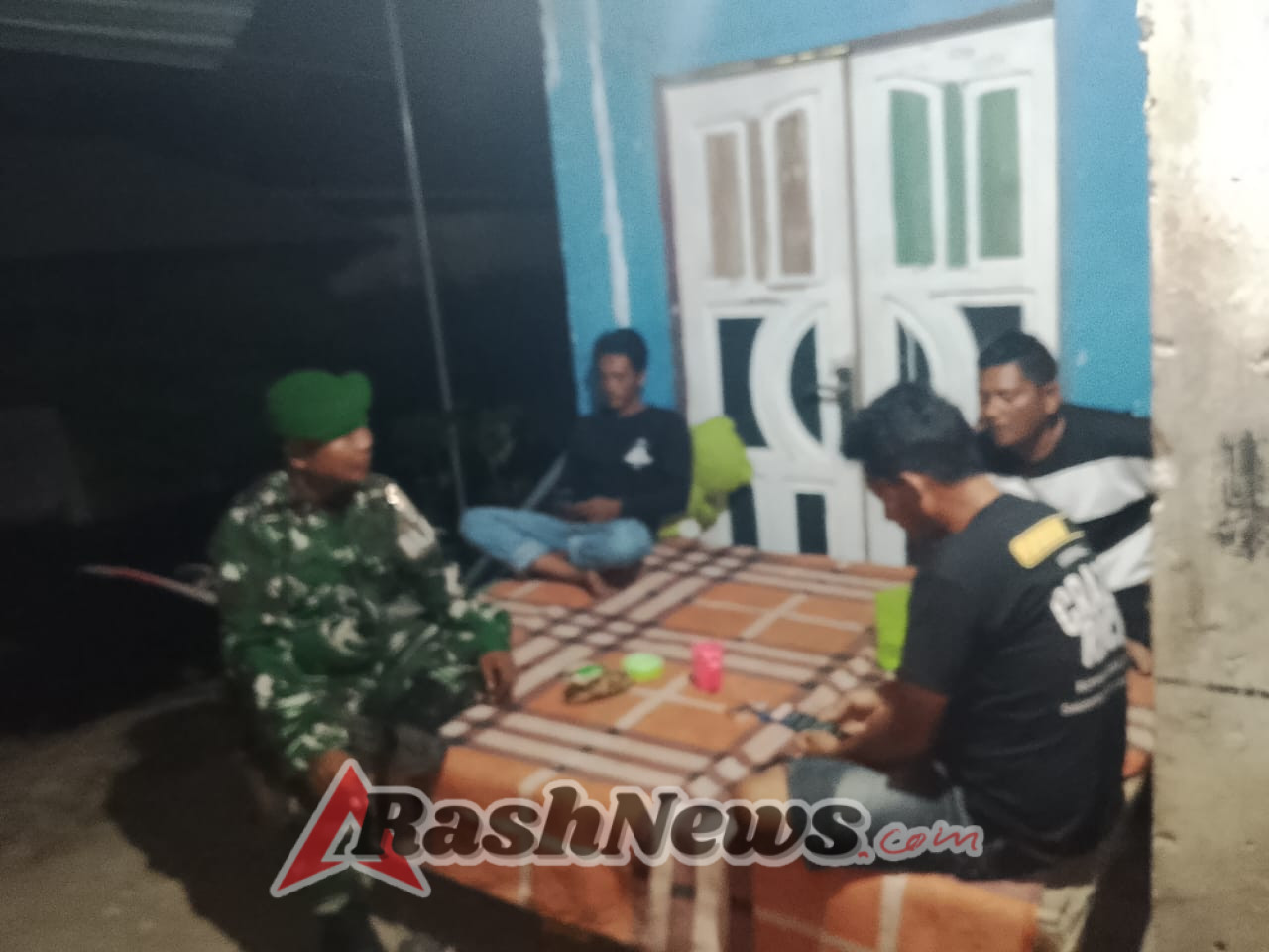 Patroli Malam Koramil Seteluk Pastikan Situasi Aman dan Terkendali