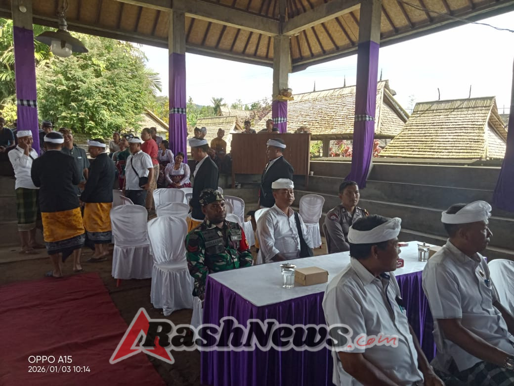 Bhabinkamtibmas Desa Angseri Hadiri dan Amankan Pengukuhan Bendesa Adat Munduk Lumbang