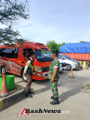Babinsa Hadir Jaga Kelancaran dan Keamanan Pelabuhan Poto Tano