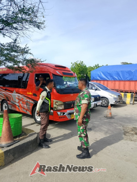 Babinsa Hadir Jaga Kelancaran dan Keamanan Pelabuhan Poto Tano