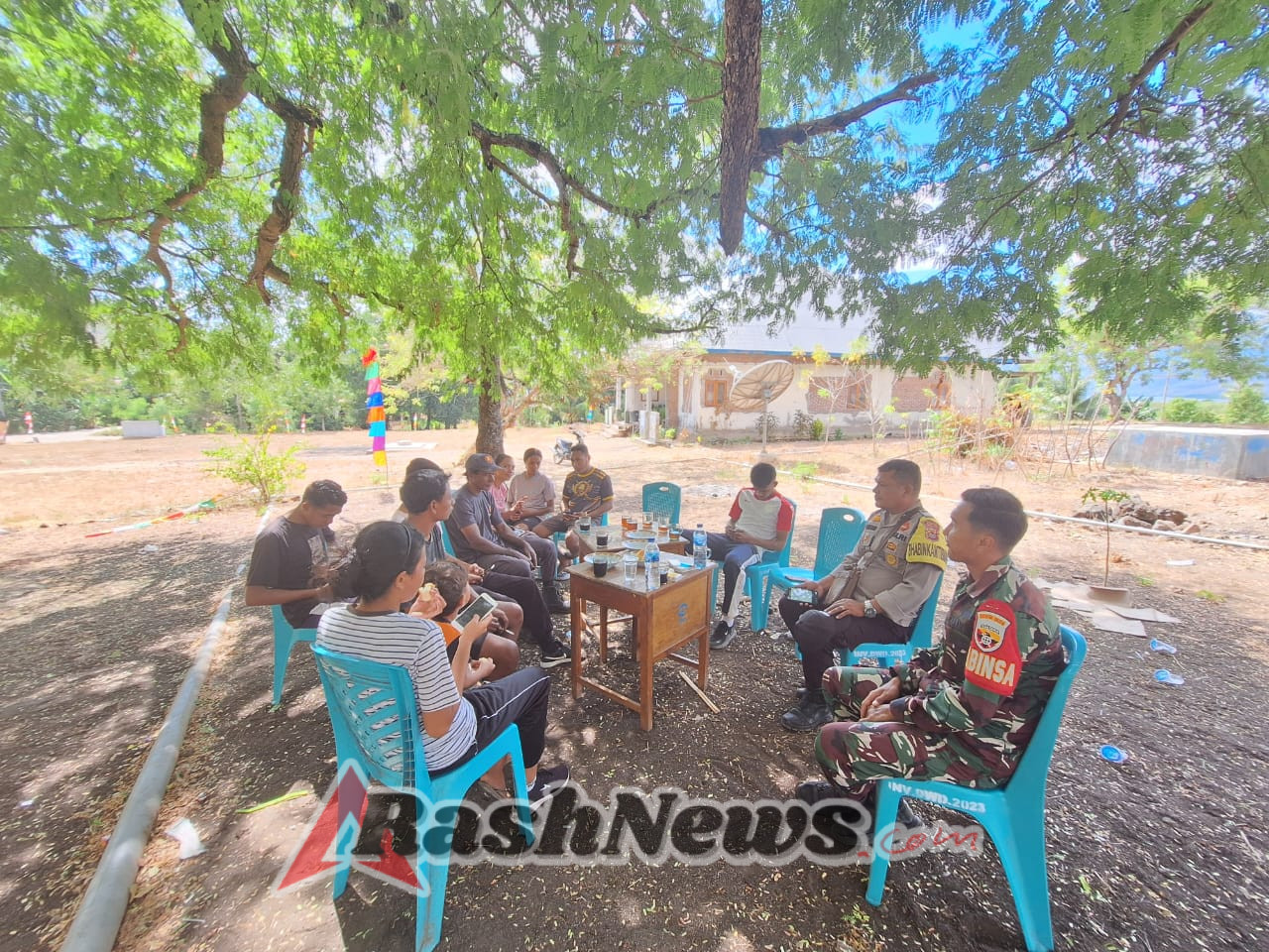 Babinsa Koramil Lewoleba Imbau Warga Jaga Kesehatan dan Kerukunan Sosial