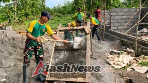 Pererat Kebersamaan, Satgas Pamtas Pos Turiskain Bantu Warga Dusun Siarae