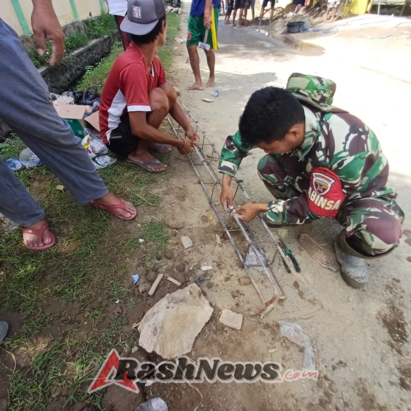 Pondasi Pagar Pemakaman Desa Runggu Diperbaiki Babinsa dan Warga untuk Cegah Genangan Air