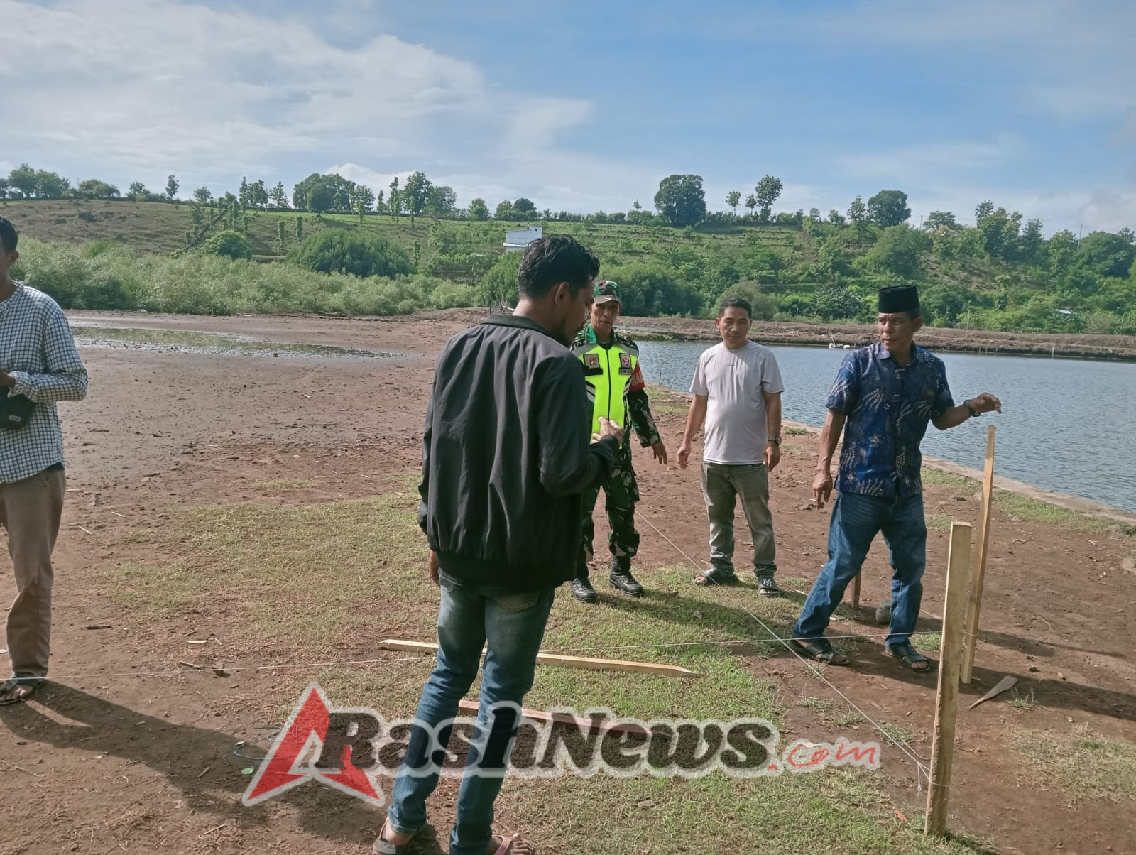 Pembangunan Pondasi Gerai Koperasi Desa Punti Diawasi Ketat Babinsa dan Pemerintah Desa