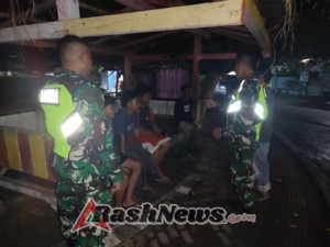 Sinergi Babinsa dan Warga Aktifkan Pos Ronda Cegah Pencurian di Kelurahan Manggemaci
