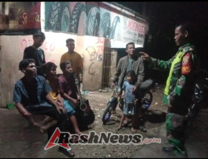 Babinsa Serta Warga Binaan Bersinergi Cegah Keributan Malam di Desa Langgudu