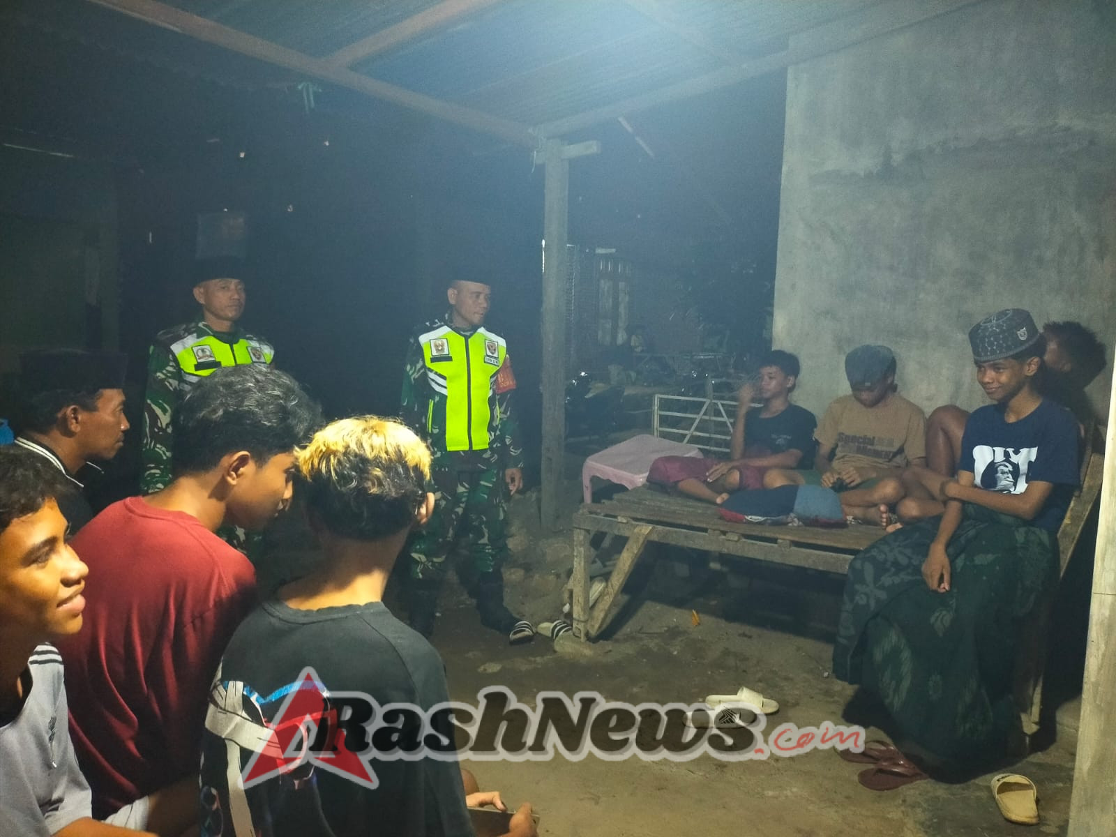 Patroli Siskamling Koramil Sape Fokus Keamanan Pemukiman dan Tempat Tongkrongan Anak Muda