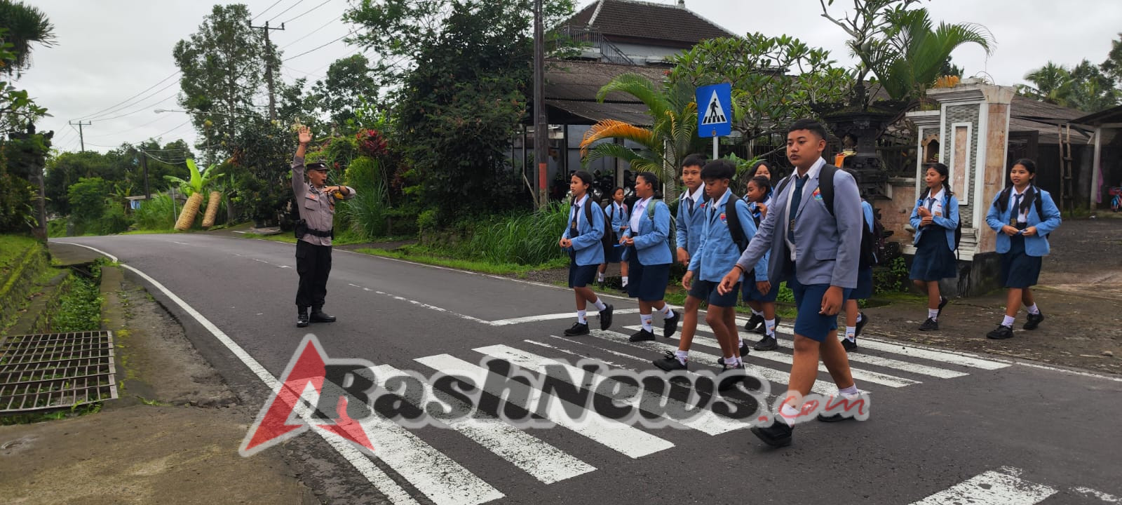 Personil Polsek Rendang Melaksanakan Pos Pagi Atensi Kegiatan Anak-anak Sekolah