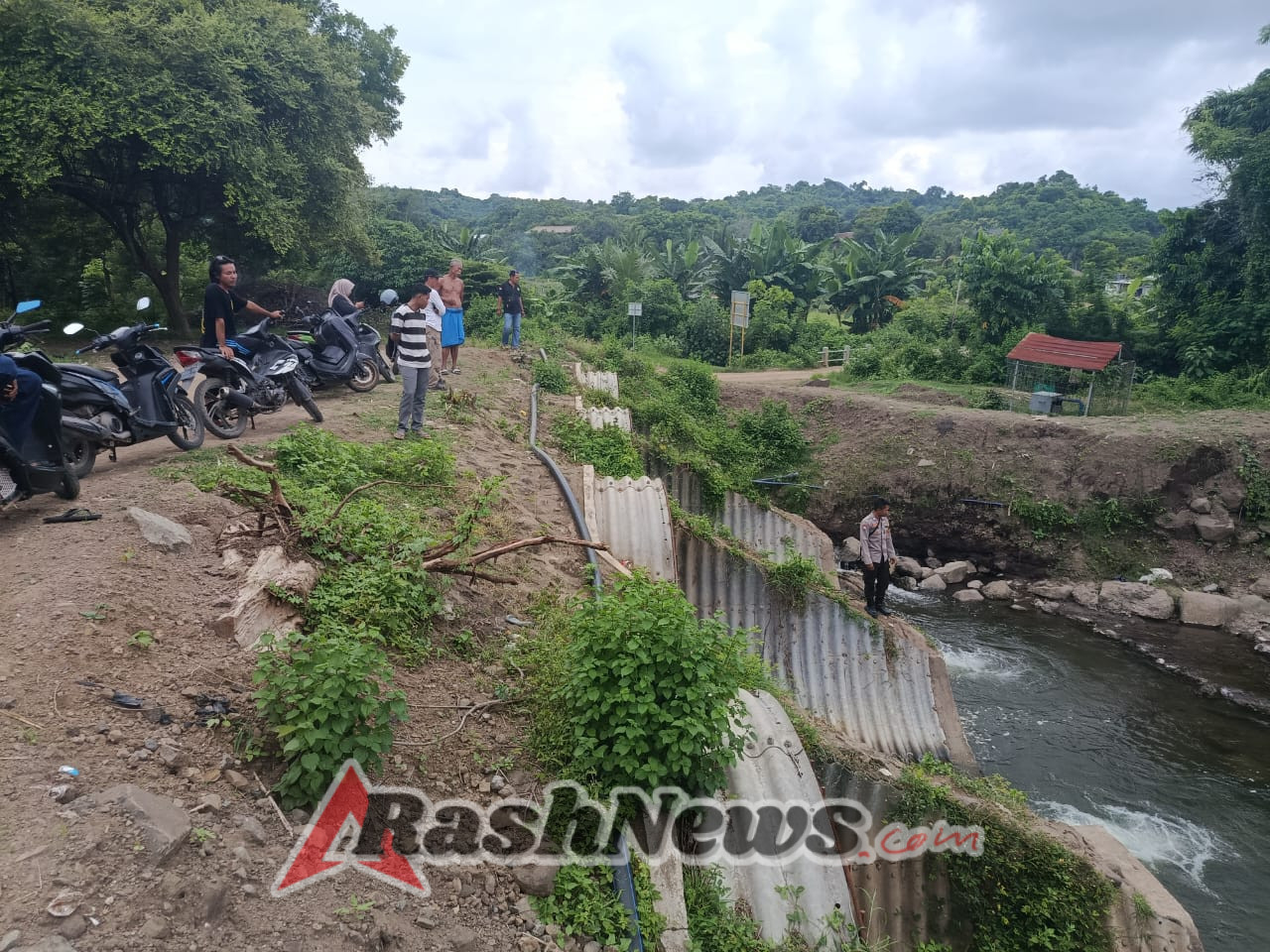 Babinsa Desa Maluk Kawal Penanganan Dugaan Pencemaran Lingkungan