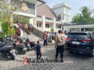 Bhabinkamtibmas Dalung  Amankan Ibadah Minggu Di Gereja Galang Buana.