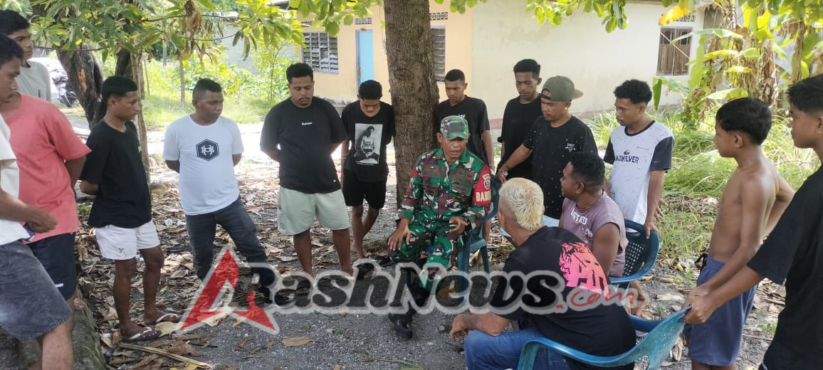 Babinsa Koptu Ronald Pantau Wilayah dan Beri Imbauan Keamanan kepada Pemuda