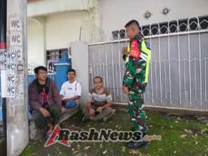 Babinsa Penaraga Ingatkan Pentingnya Menjaga Kebersihan Saat Musim Hujan