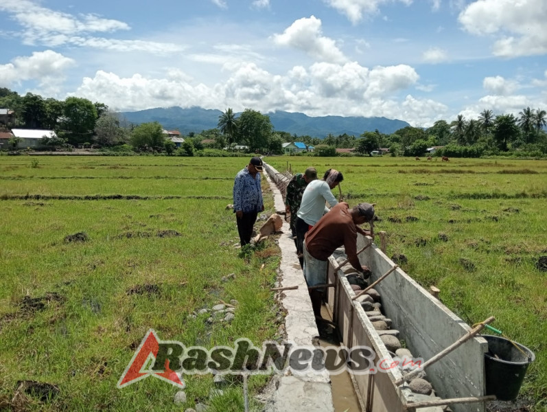 Babinsa Hadir di Tengah Warga, Pantau Keamanan dan Pembangunan Irigasi Desa