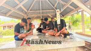 Perkuat Kemanunggalan TNI–Rakyat, Babinsa Gelar Komsos di Kecamatan Kotabaru