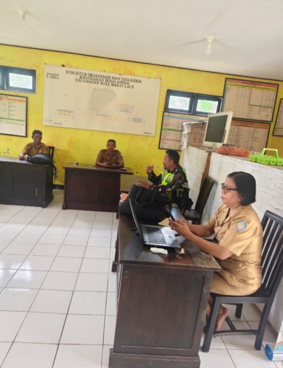 Perkuat Sinergi TNI–Kelurahan, Babinsa Komsos di Kantor Lurah Busalangga