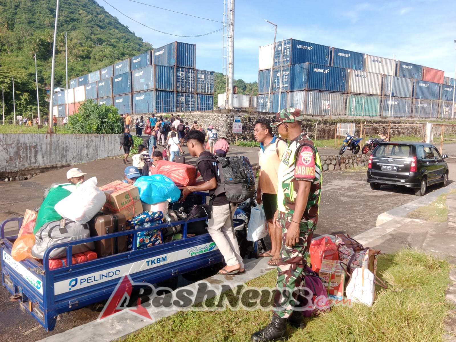 Babinsa Ende Bersama Stakeholder Pantau Penumpang dan Bongkar Muatan Kapal di Pelabuhan IPPI