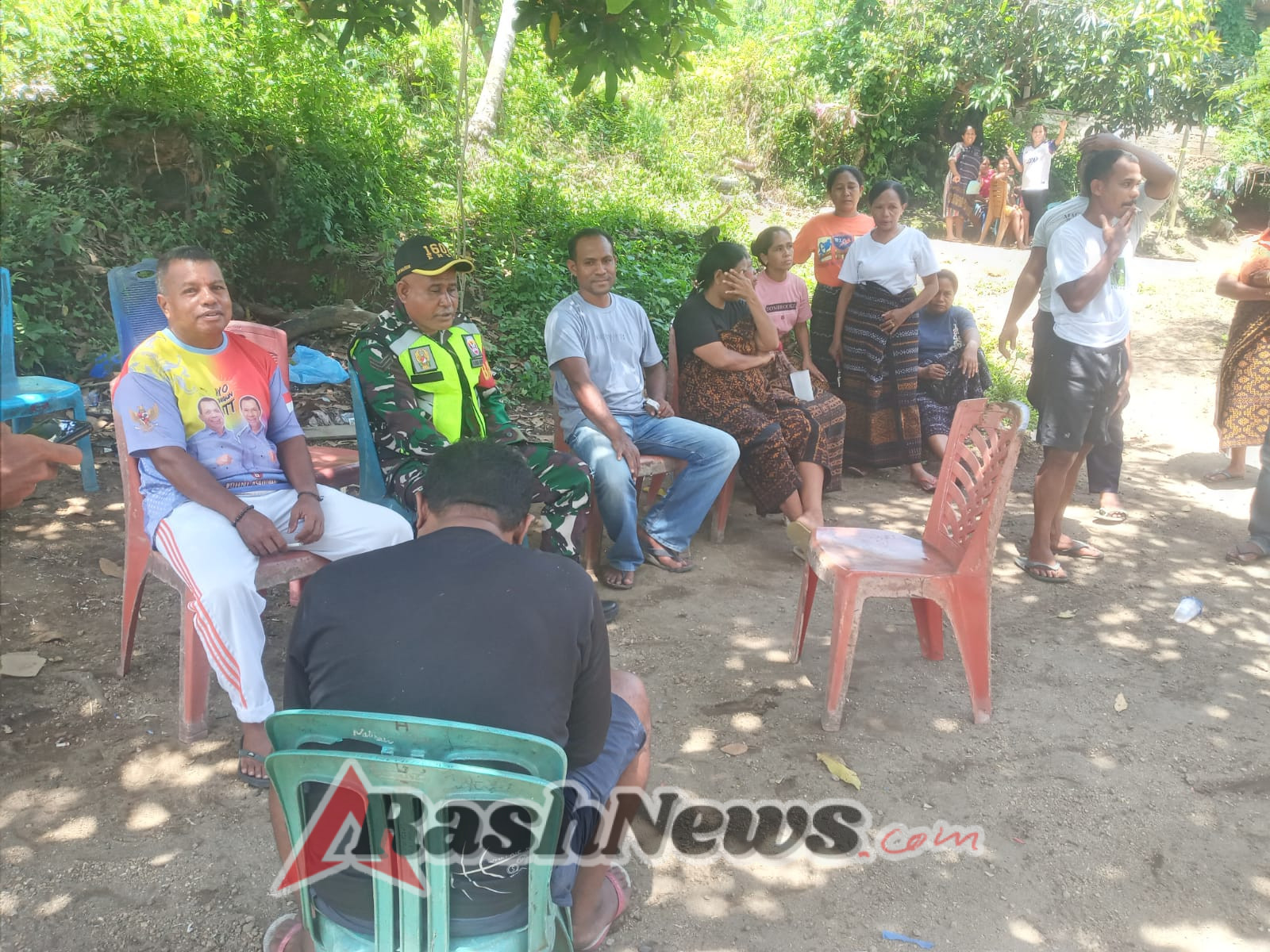 Babinsa Ende Ingatkan Warga Tetap Waspada dan Jaga Keamanan Lingkungan