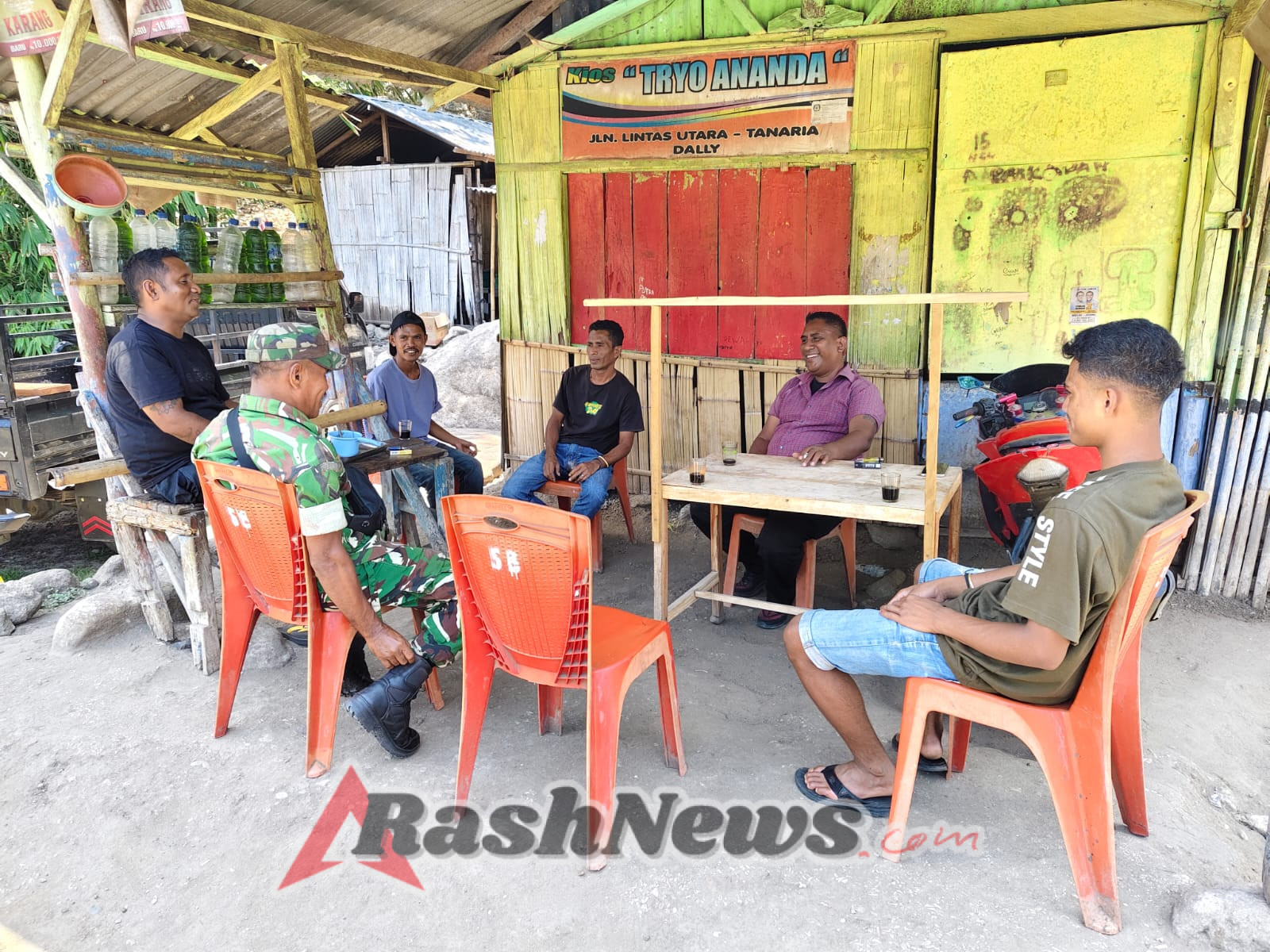 Babinsa Ende Ingatkan Warga Desa Watunggere Ine Pare Jaga Kebersihan, Keamanan, dan Ketertiban