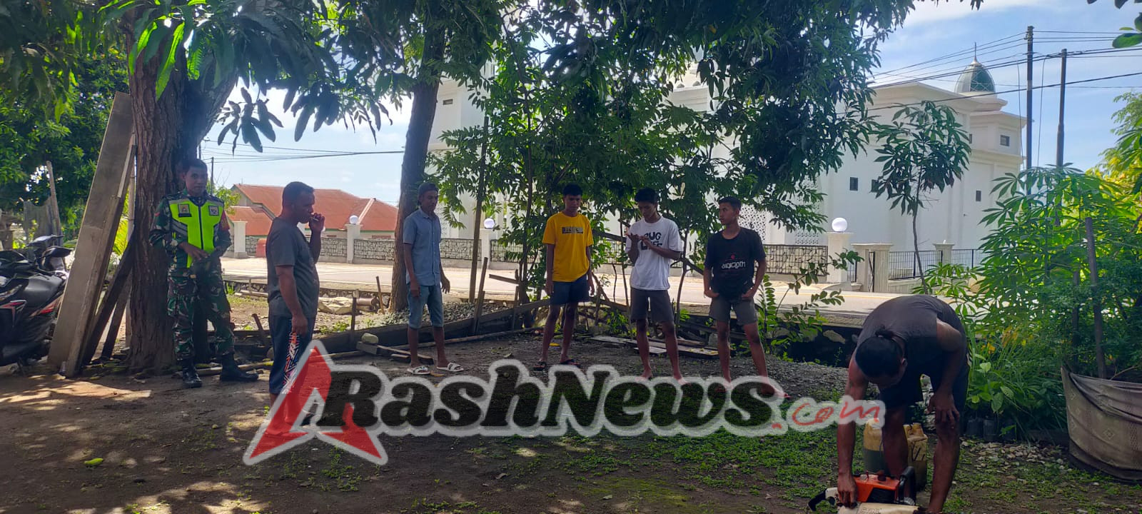 Komsos dan Monitoring, Babinsa Ende Pastikan Keamanan dan Kedekatan dengan Warga