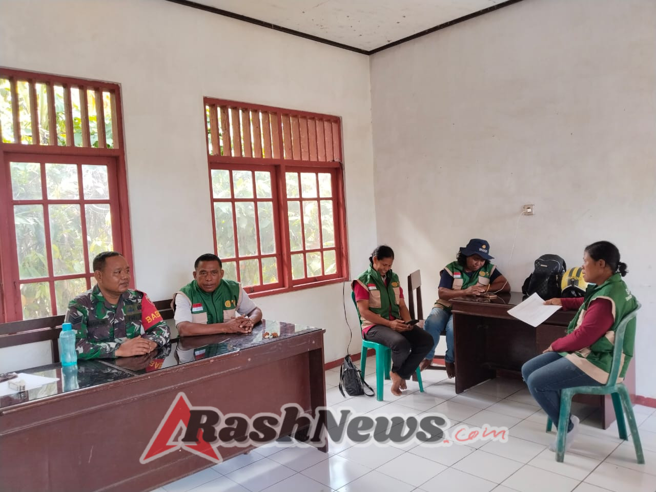 Komsos dan Pamwil di Detusoko, Babinsa TNI AD Pererat Hubungan dengan Petugas BPP