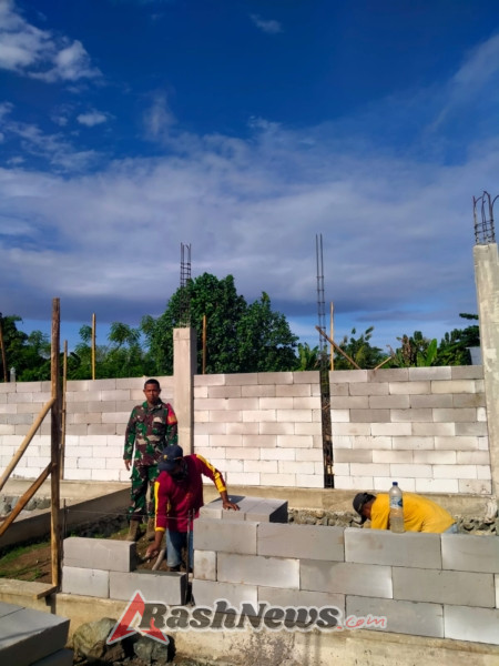 Sinergi TNI dan Pemerintah Desa, Babinsa Meraran Dampingi Pembuatan KK