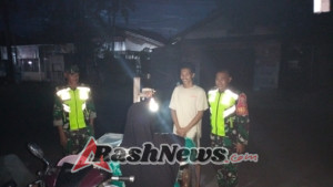 Melalui Patroli Malam Babinsa Sambangi Pos Kamling Di Wilayah Binaan