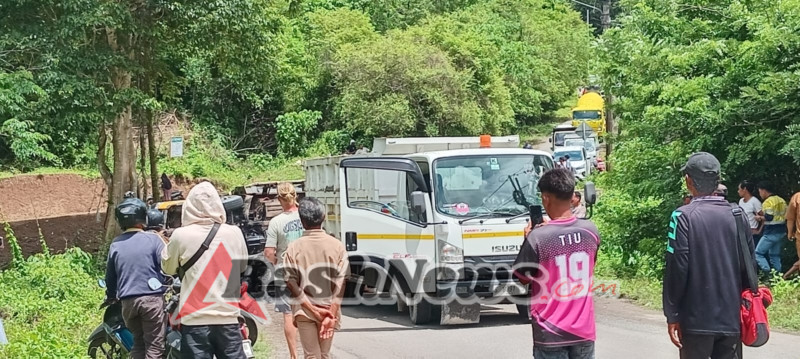 TNI Bersama Warga Evakuasi Damtruk Terguling di Kecamatan Sekongkang