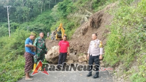 Babinsa Koramil 1612-01/Ruteng Sigap Tangani Longsor Tutup Akses Beamese–Langkas