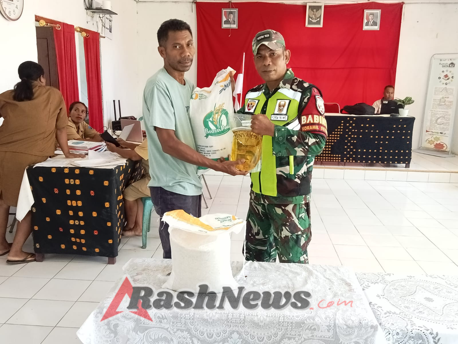 Babinsa Pastikan Bantuan Pangan Tepat Sasaran di Dua Desa Kecamatan Aesesa