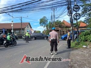 Lancarkan Lalin di Jalur Pererenan, Polsek Mengwi Lakukan Pengaturan di Simpang Kangkang dan Tiying Tutul