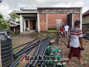 Babinsa Koramil Pekat Aktif Bantu Pemasangan Pipa Air Bersih Desa