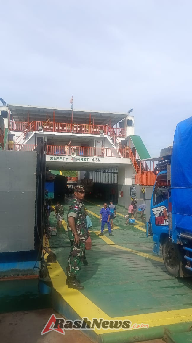 Babinsa Pantai Baru Amankan Keberangkatan KMP Garda Maritim 3